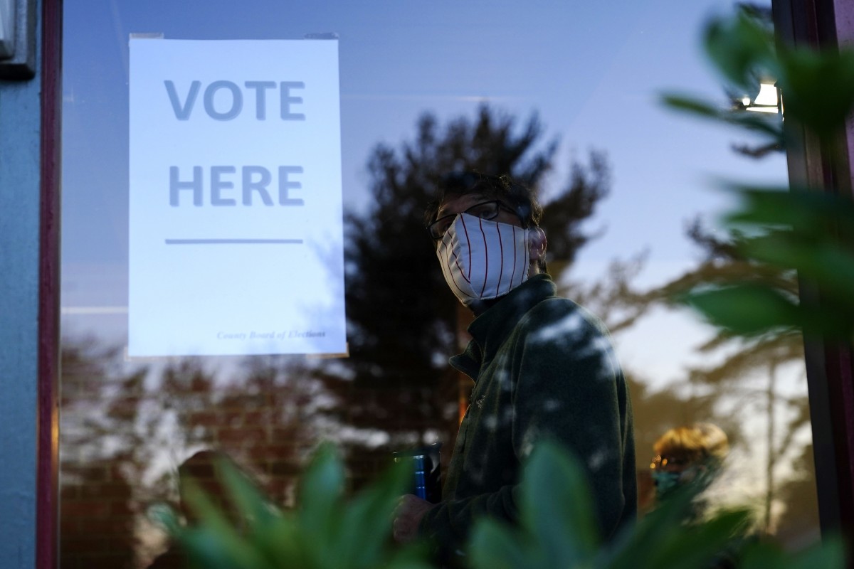 A voter lines up in a polling place to cast a ballot for the 2020 general election in the United States, Tuesday, Nov. 3, 2020, in Springfield, Pa. Photo: Matt Slocum/AP Photo