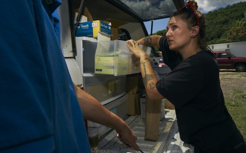 Every weekend, Ainsley Bryce, the executive director of Holler Harm Reduction, sets up a syringe exchange in the back parking lot of a Dollar General in western North Carolina, where people seek help across state lines. Photo: Stacy Kranitz/For 100 Days in Appalachia